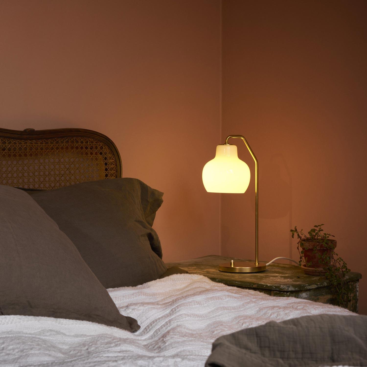 Louis Poulsen - VL Ring Crown Tischlampe brass/opal