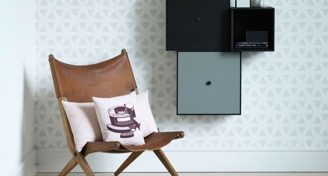 Audo Regal Frame 42 Regalsystem an Wand neben Loungesessel