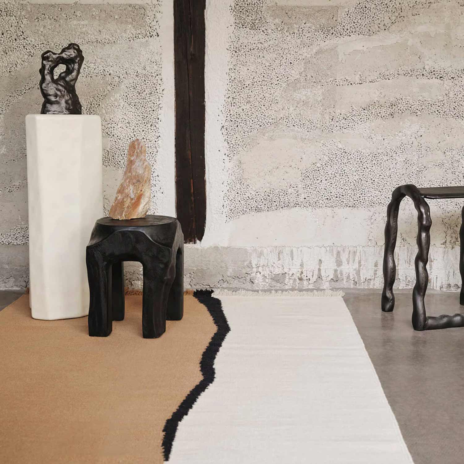 ferm LIVING Soli Kelim Teppich dark sand off white Im Zimmer 104415