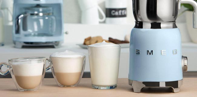 SMEG Kaffeevollautomat Milchaufschäumer in blau