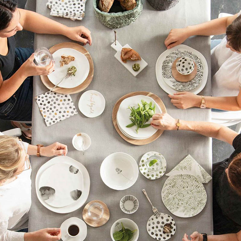 frauen am tisch mix and match teller raeder design