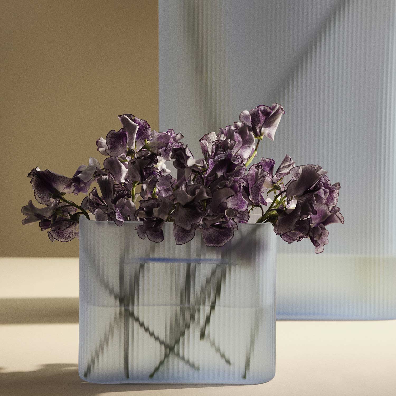 muuto Ridge vase frosted glass light blue mit blumen 105285