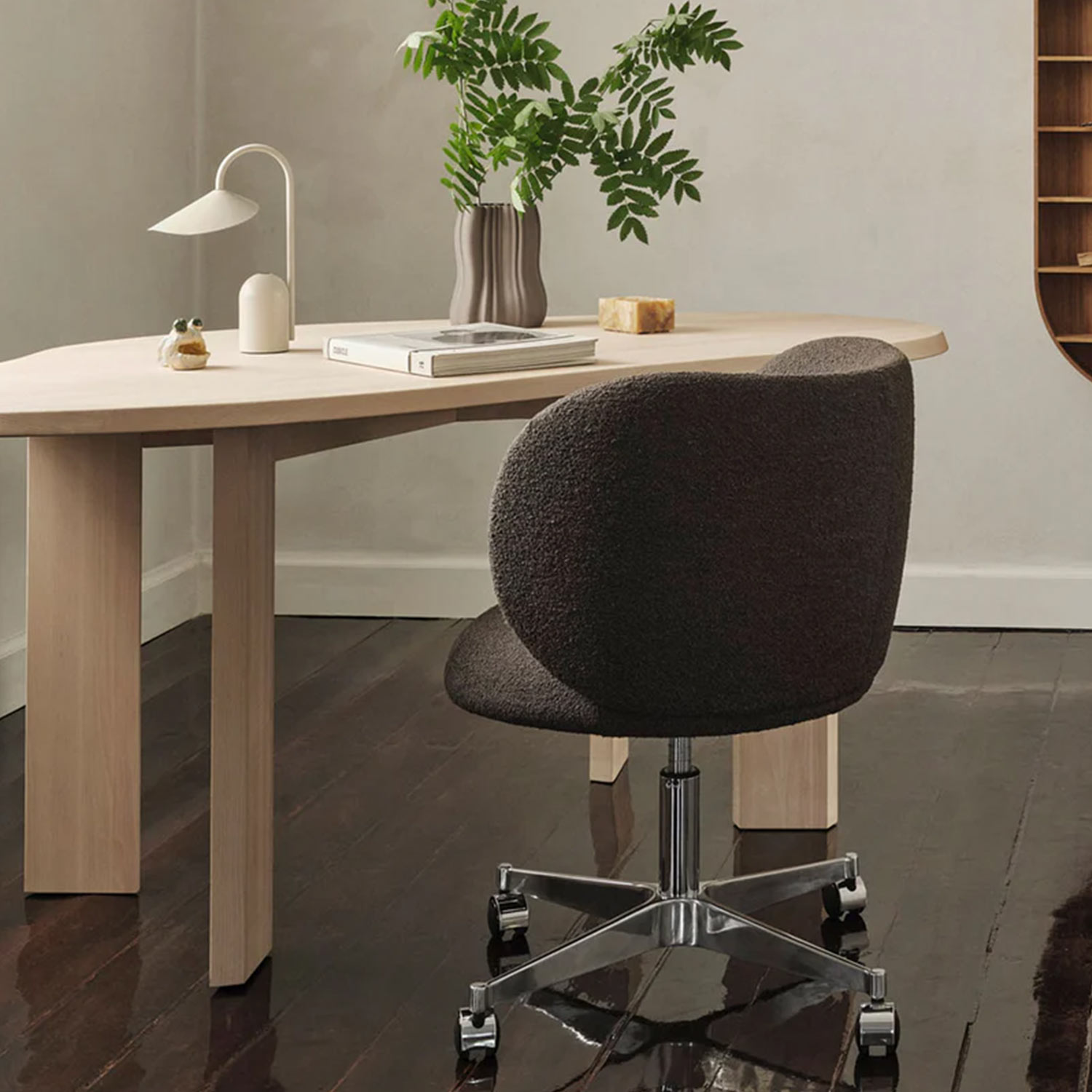 ferm LIVING Tarn Schreibtisch Buche weiss geoelt 1104270011 im Arbeitszimmer 104292