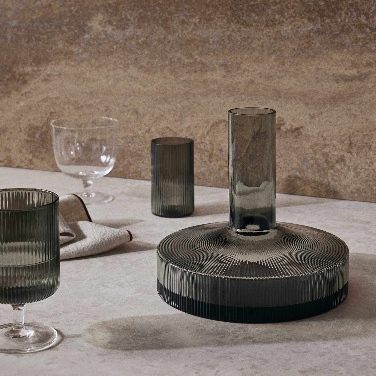 ferm living ripple weinkaraffe smoked grey tisch 96384