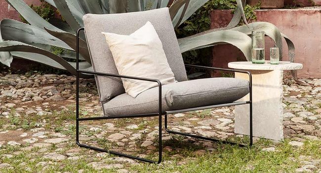 Ferm Living Desert Desert 1-Sitzer Sofa im Garten