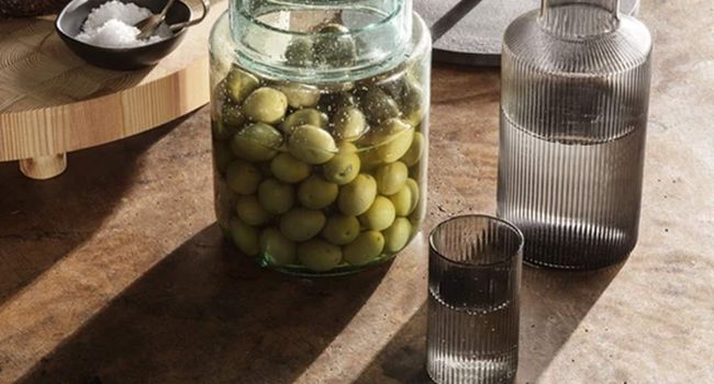 Ferm Living Küche Ripple Verrines Gläser auf Tisch mit Karaffe