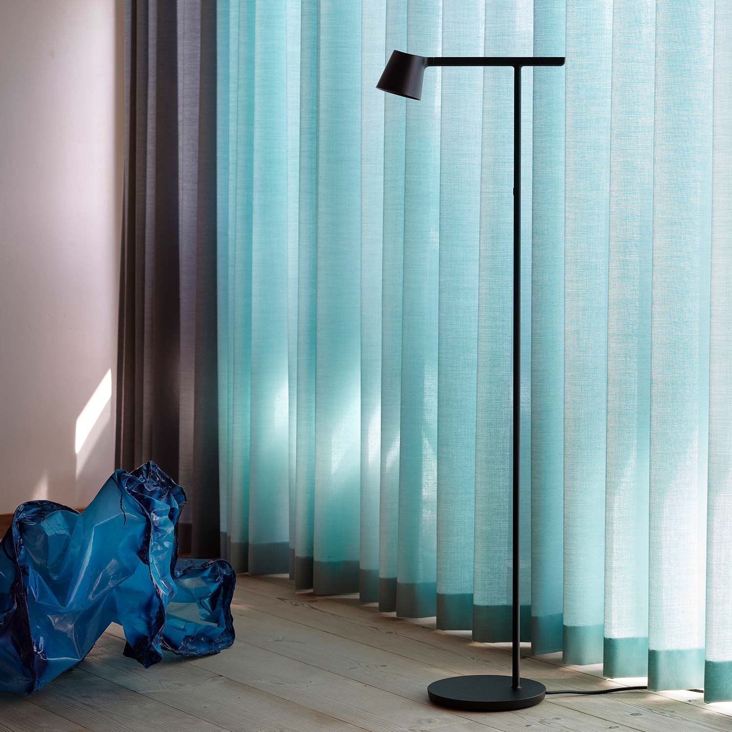 muuto tip floor lamp schwarz 61921