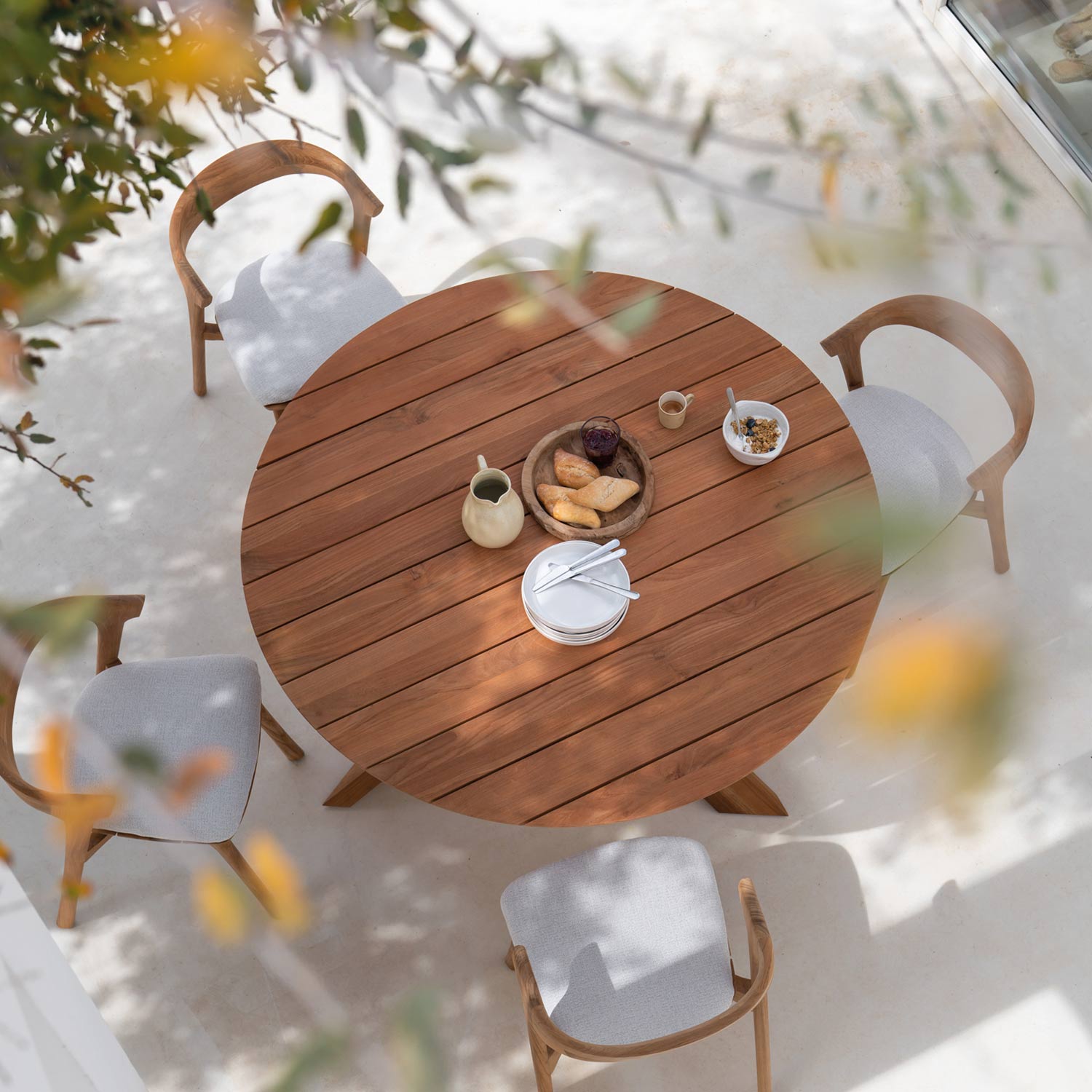 ethnicraft bok stuhl fuer draussen runder tisch ambiente 84302