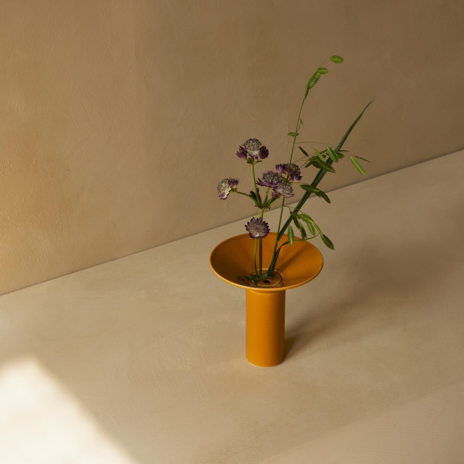 menu hana vase ocker wohnzimmer close up 92944