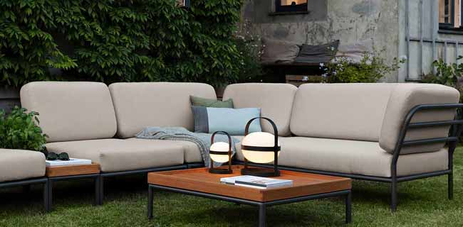 HOUE LEvel Level Gartensofa ash mit Tisch im Garten