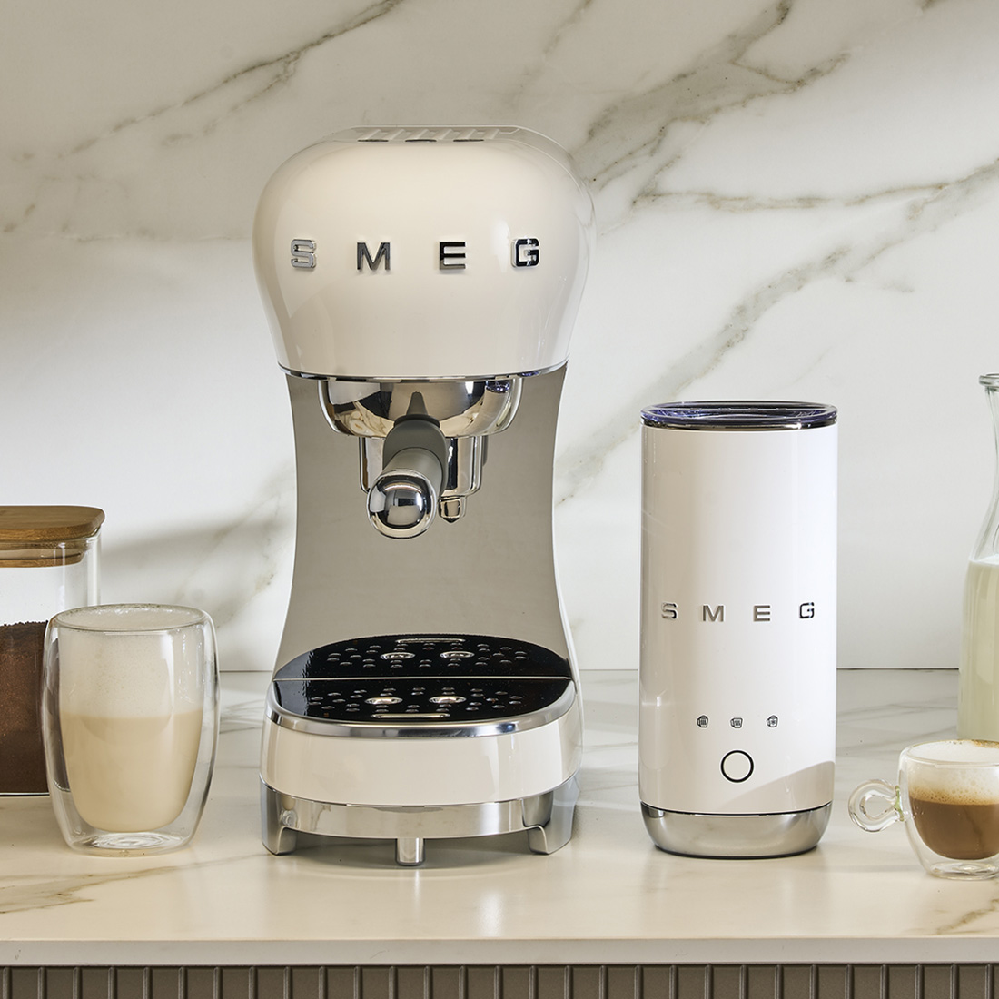SMEG - Siebträgermaschine und Milchaufschäumer ECF12 weiß