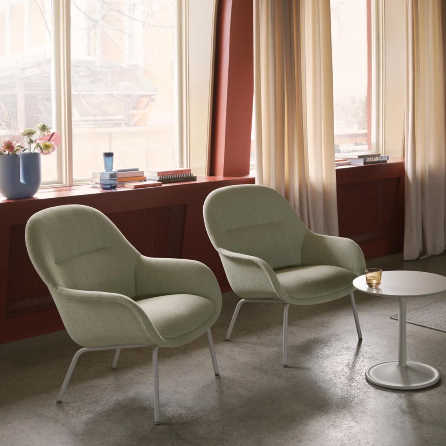 Muuto Fiber Lounge Armchair vor Fenster 102800
