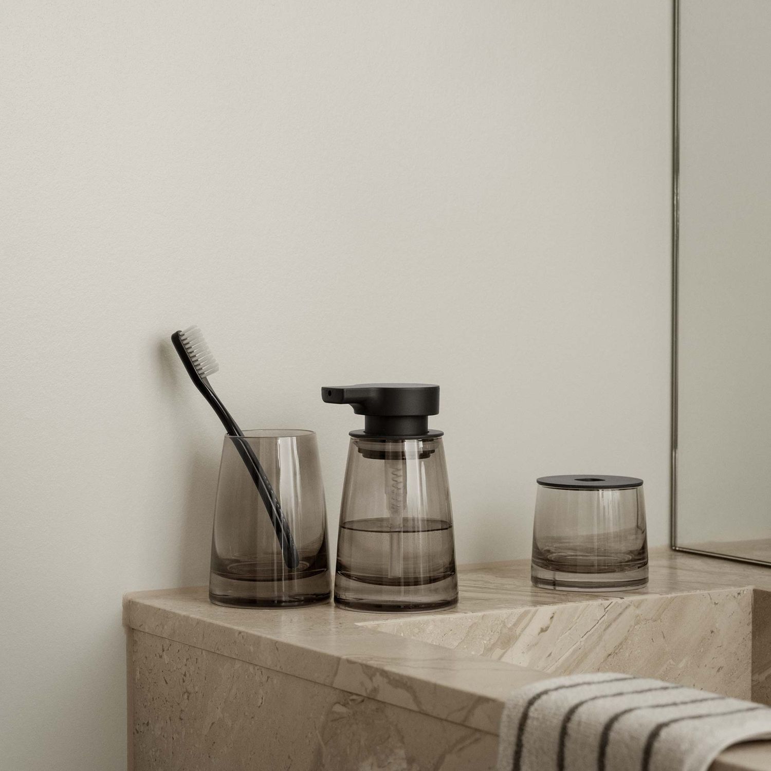 blomus - AVA Zahnputzbecher schwarz