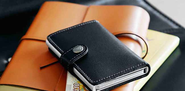 Secrid Slimwallet schwarz auf Notizbuch