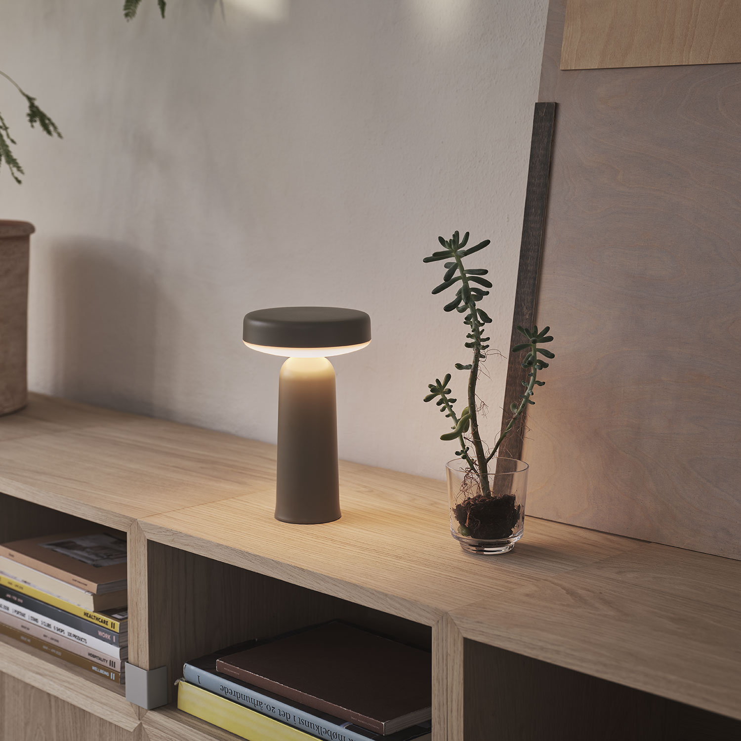 muuto ease portable lamp taupe auf sideboard 89542