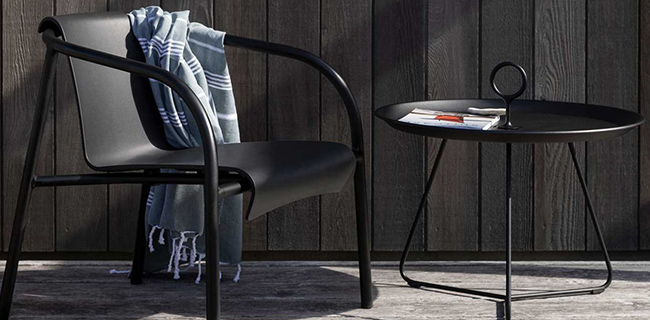 HOUE Eyelet Beistelltisch schwarz mit Stuhl draußen