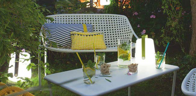 Fermob Balad Lampe abends draussen auf Tisch