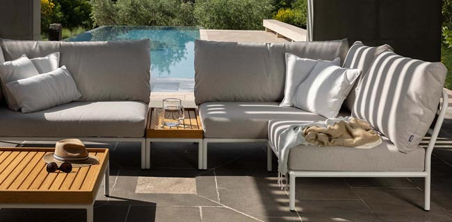 Outdoor Sofa HOUE Level 2 in Ash Gatensofa auf der Terrasse