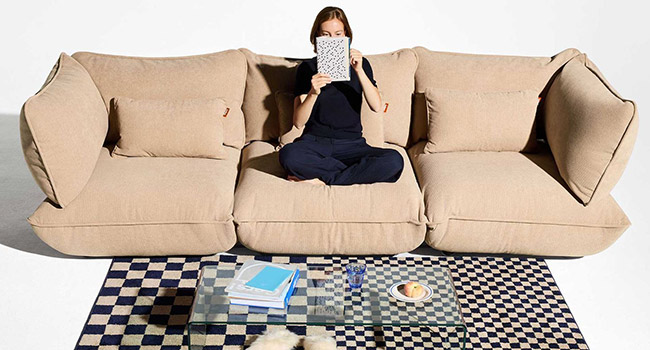 Fatboy Sofa Sumo Modulares Sofa Cord recycled beige mit Frau