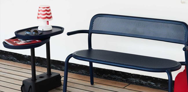 Outdoor Beistelltisch Fatboy Brick dunkel neben einer Bank