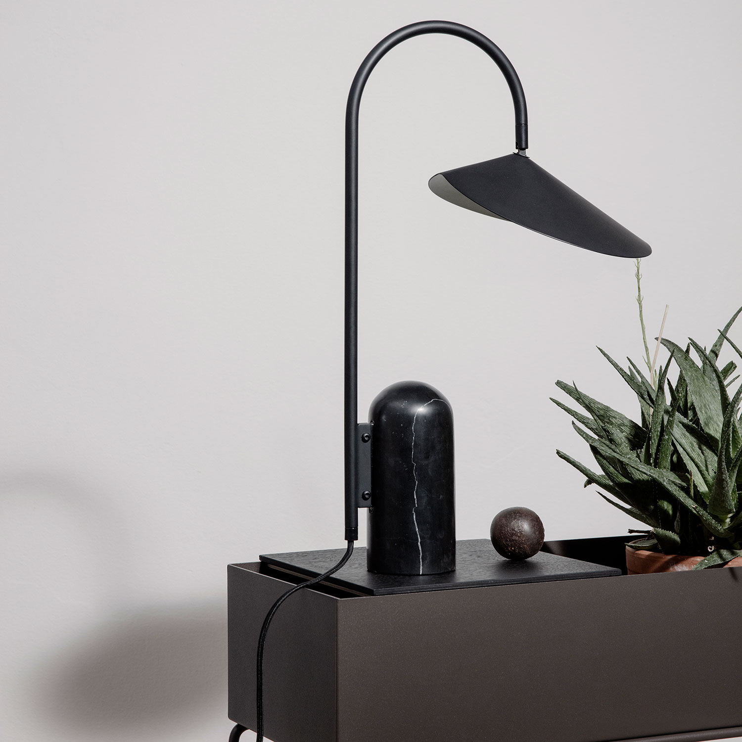 ferm living Tray for plant box schwarz 2