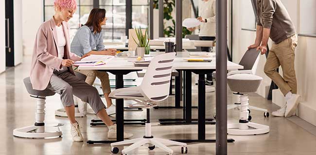 Aeris Swopper Varianten mit und ohne Rollen und Lehne im Meetingraum
