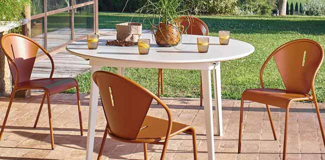 EMU Tisch Plus4 Gartentisch ausziehbar in weiß mit orangenen Stühlen