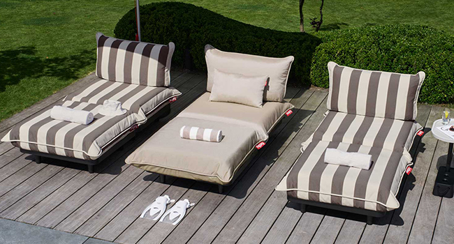 Fatboy Paletti Daybed in Farbe stripe cacao am Pool