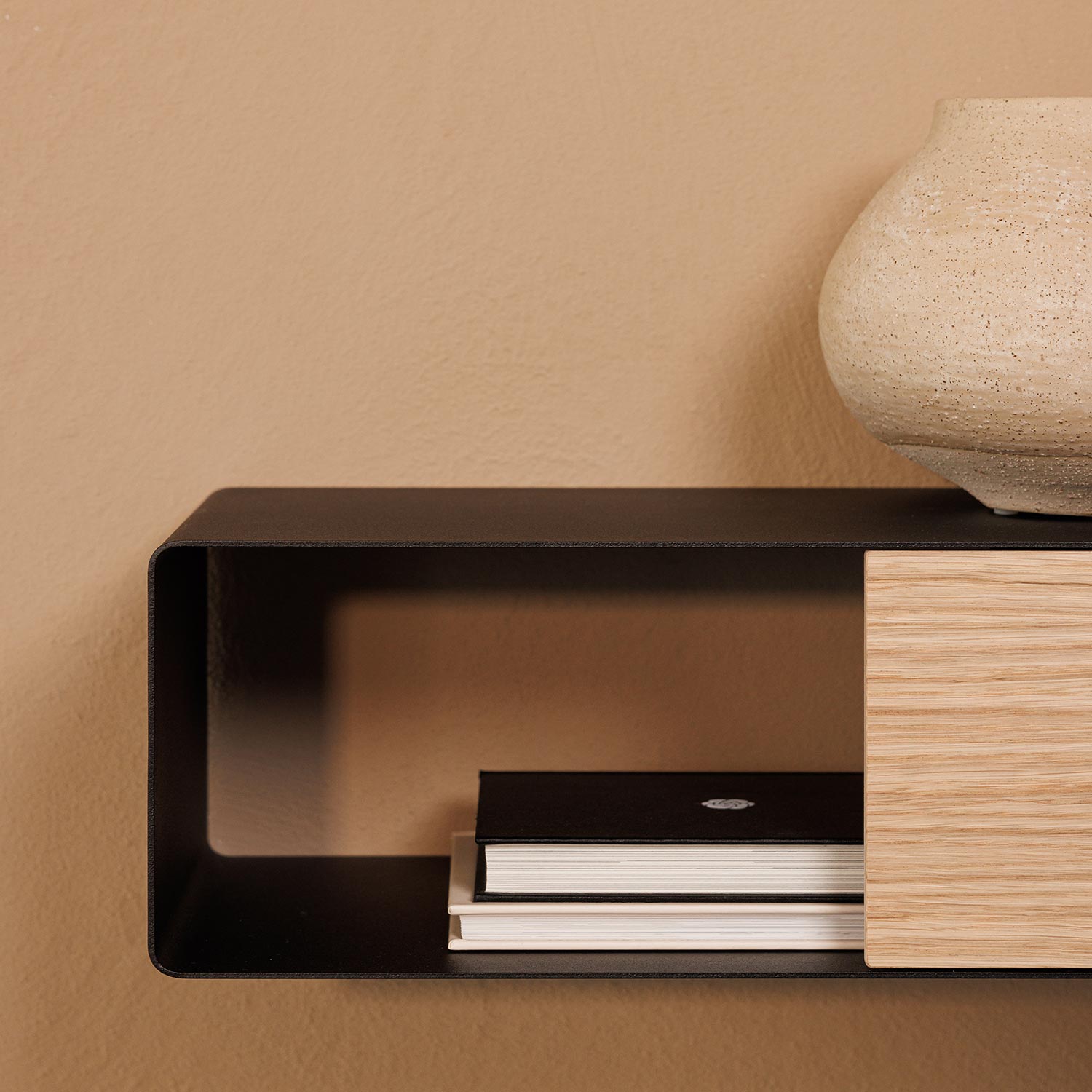 metallbude sion haengekonsole schwarz wohnzimmer close up 96964