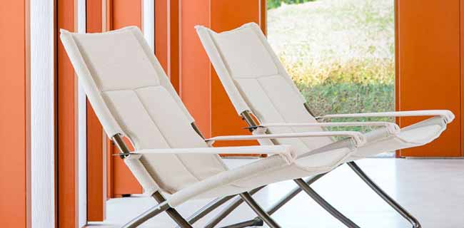 Liegestühle & Liegen Emu Snooze Cozy Relaxstuhl in weiß vor einem orangen Hintergrund