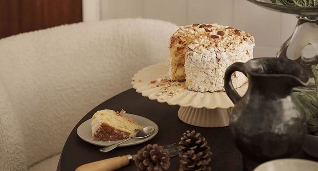 Ferm Living Küche Fountain Küchenständer mit Kuchen auf Tisch