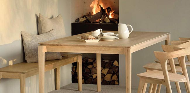 Ethnicraft Möbel Bok Tisch Eiche mit Stühlen vor Kamin
