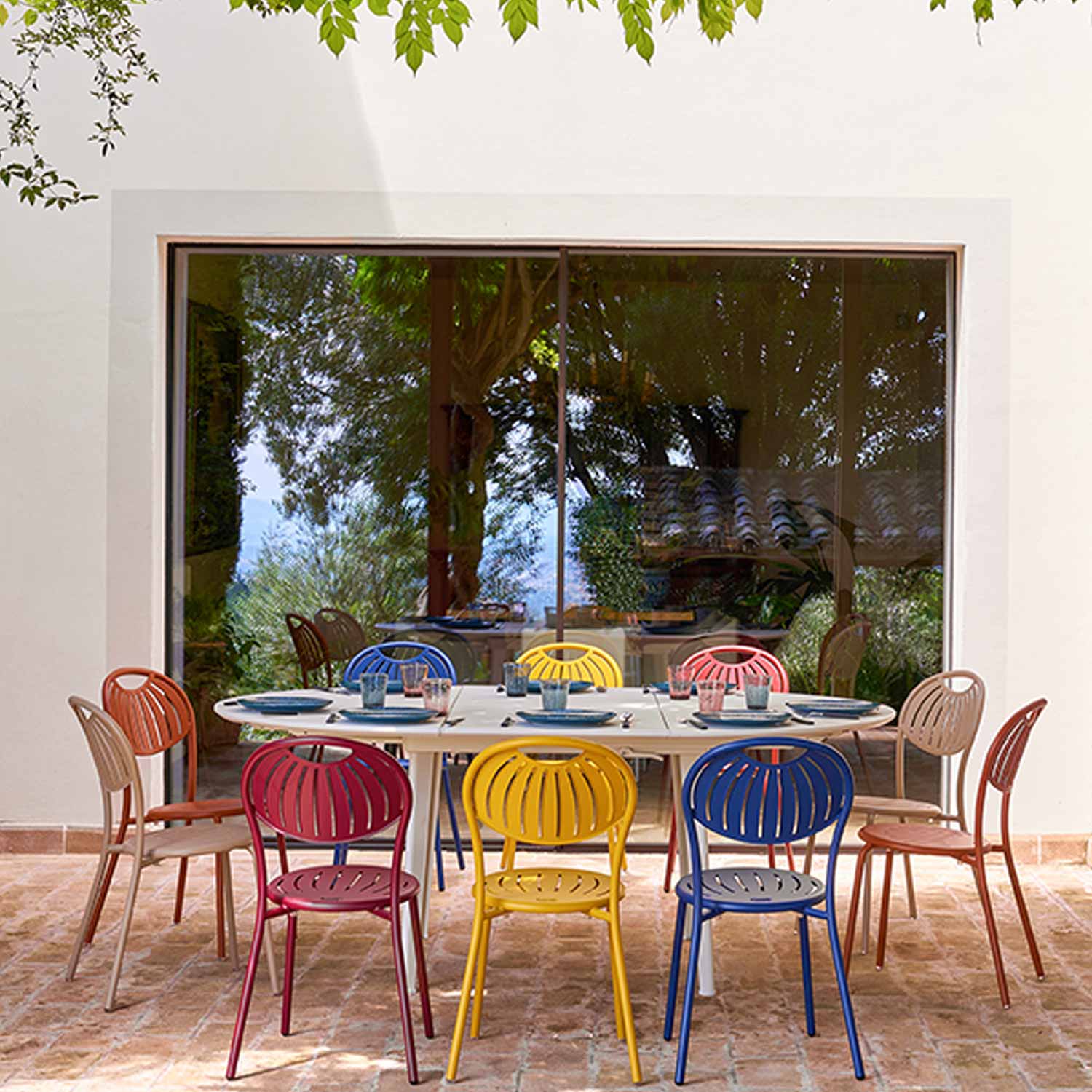 EMU - Plus4 Gartentisch 138x76 cm rund marineblau