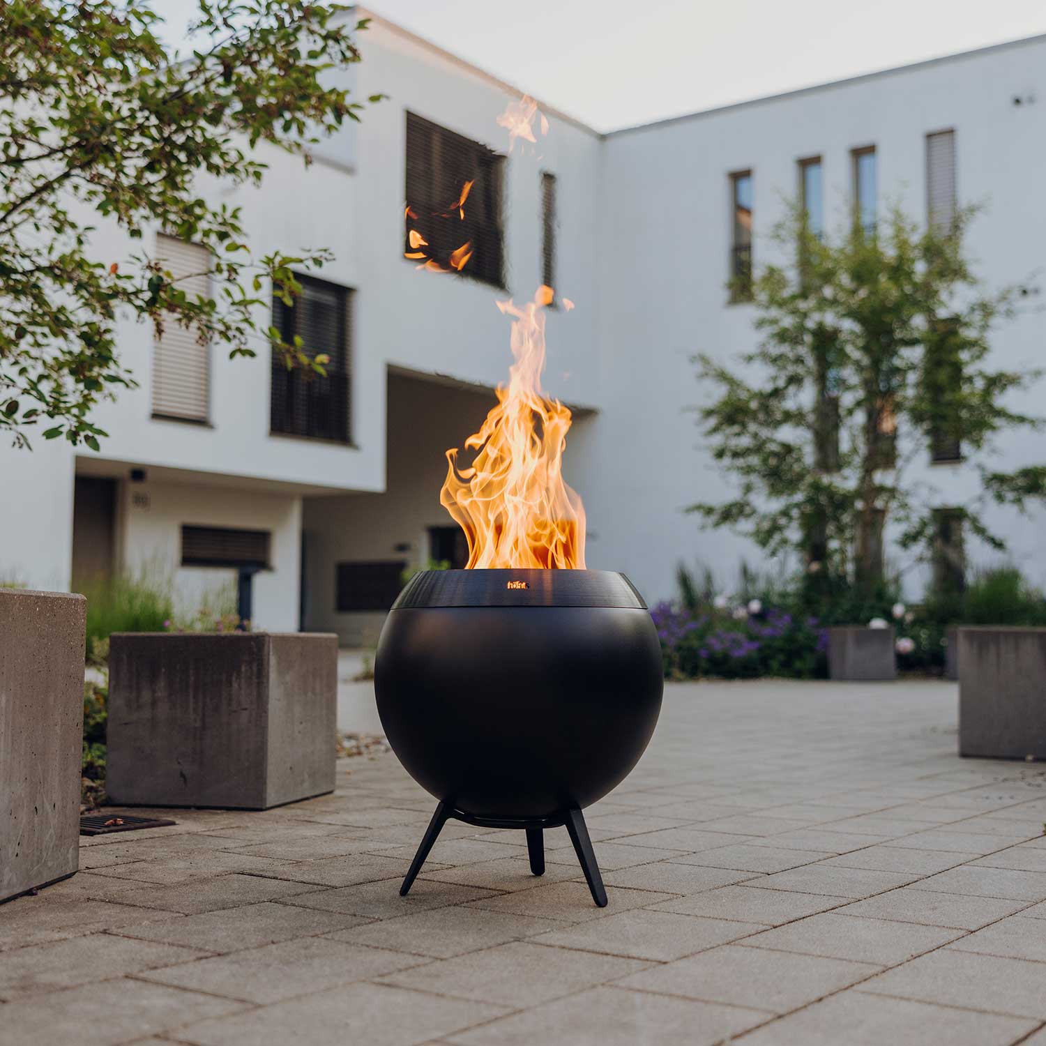 Höfats - MOON 45 all black Feuerkorb mit hohem Fuß