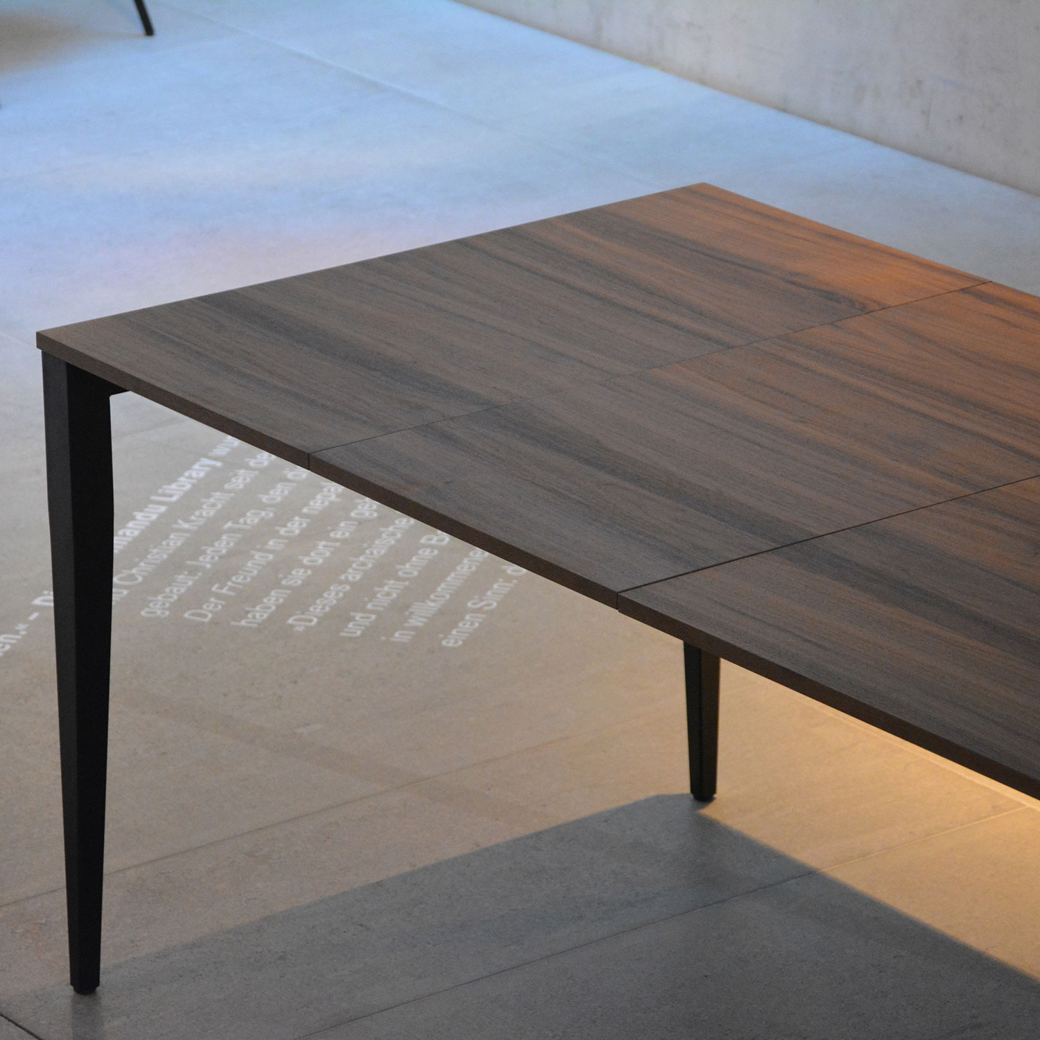 jan kurtz jupiter tisch nussbaum schwarz detail 65207