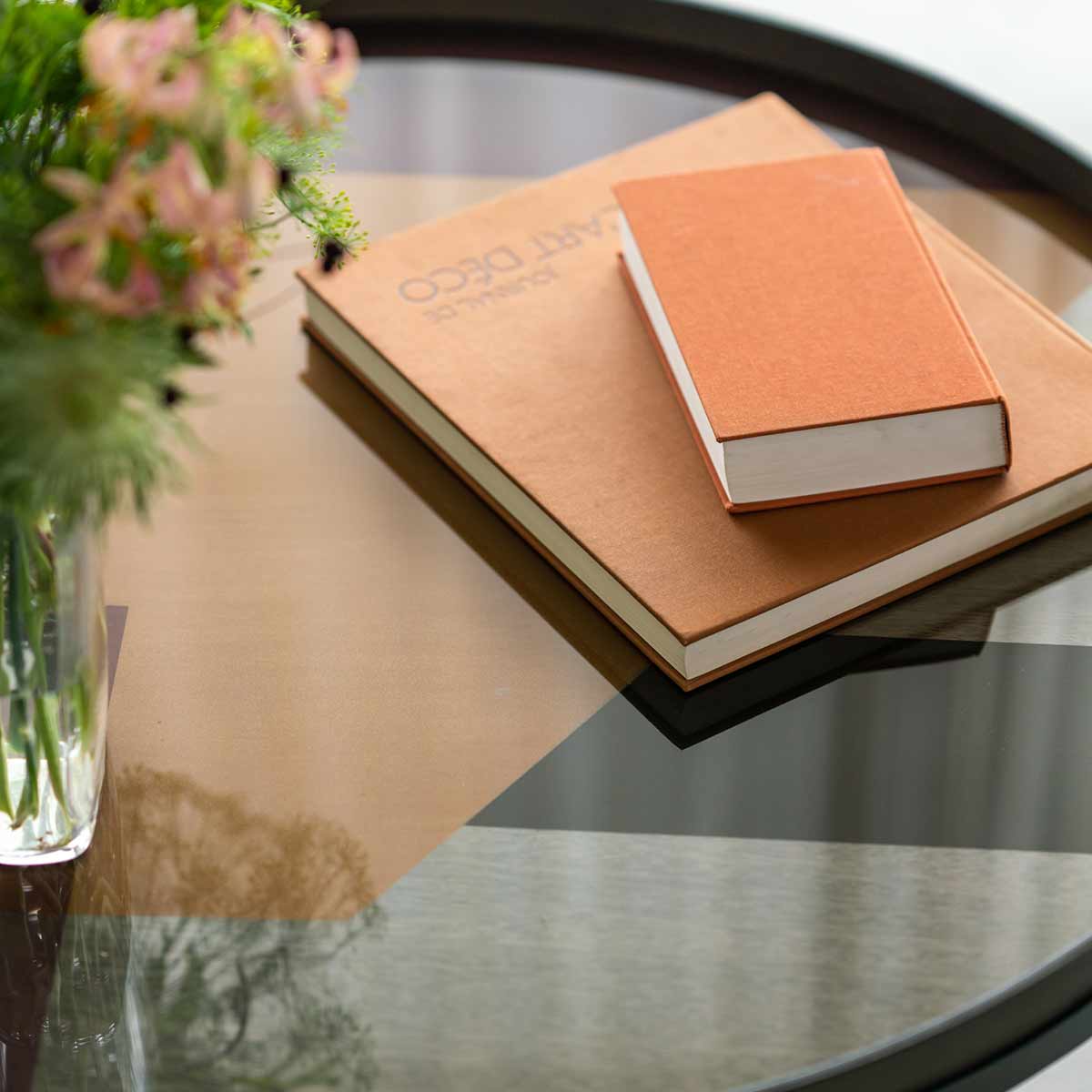 20574 extralarge angle tablett rund ethnicraft closeup lifestyle 95305