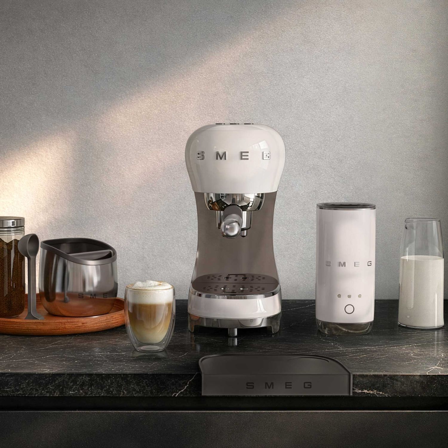 SMEG - Siebträgermaschine und Milchaufschäumer ECF12 weiß