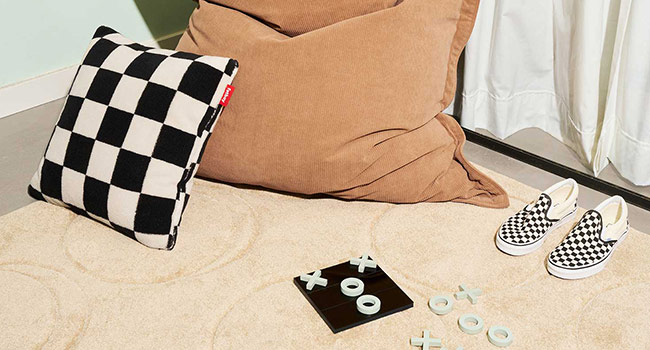 Fatboy Kissen Teddy Chess Kissen neben Sitzsack