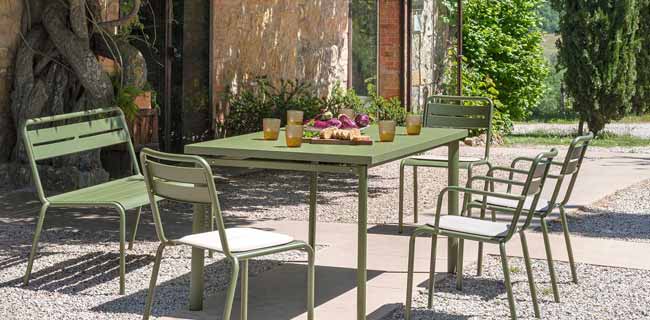 EMU Tisch Star Outdoortisch in grün auf der Terrasse arrangiert
