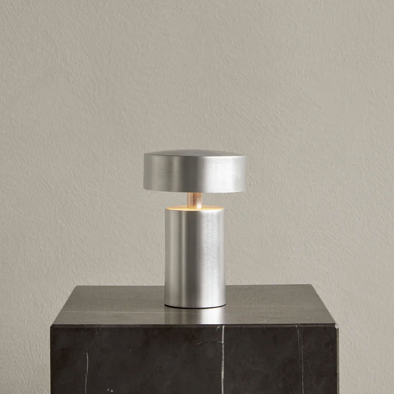 Audo - Column Tischleuchte Aluminium gebürstet