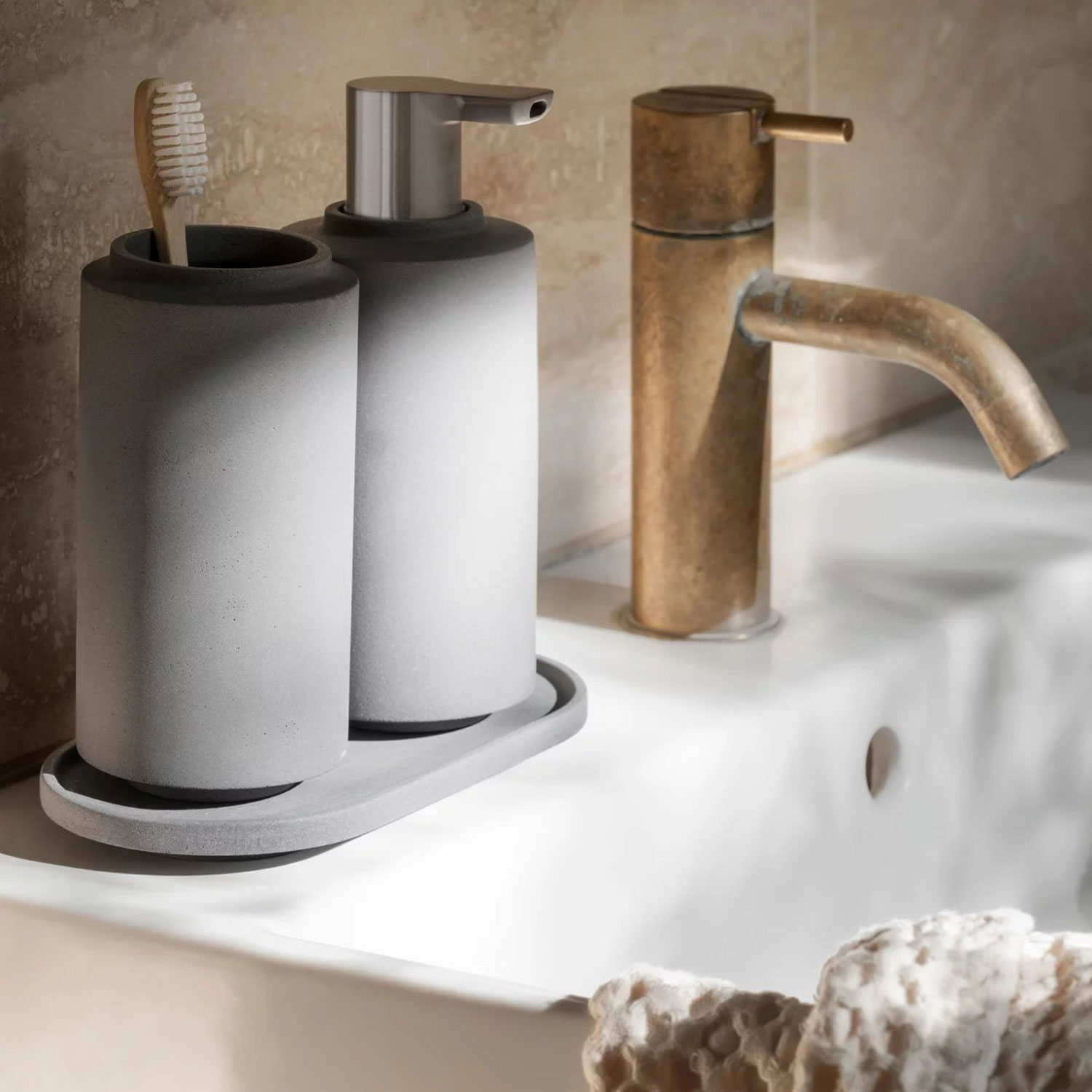 blomus CRETO Zahnputzbecher micro chip 65495 am Waschbecken 104870