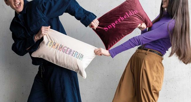 pad Kissen Letters Kissenhülle zwei Frauen Kissenschlacht