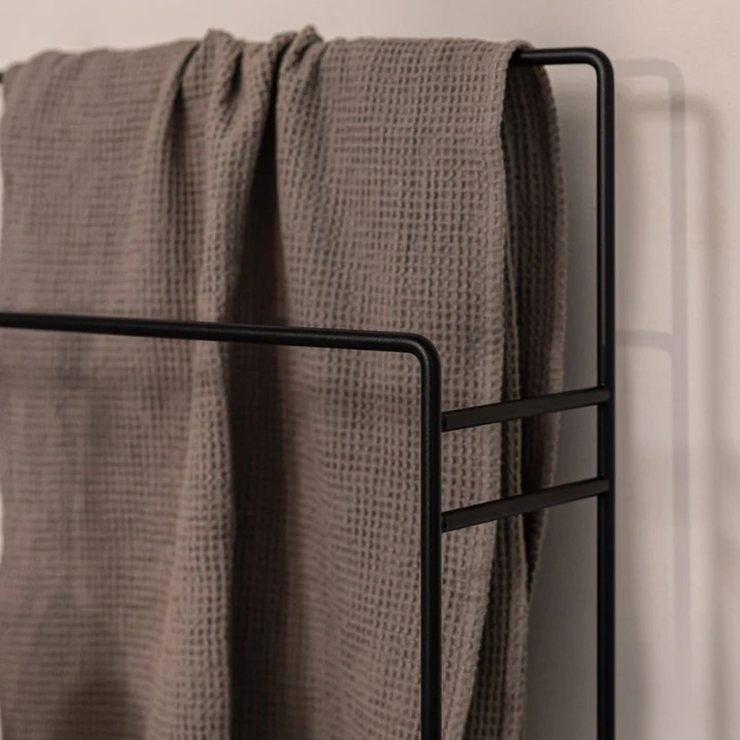 metallbude delaya handtuchstaender schwarz handtuecher close up bad 96693