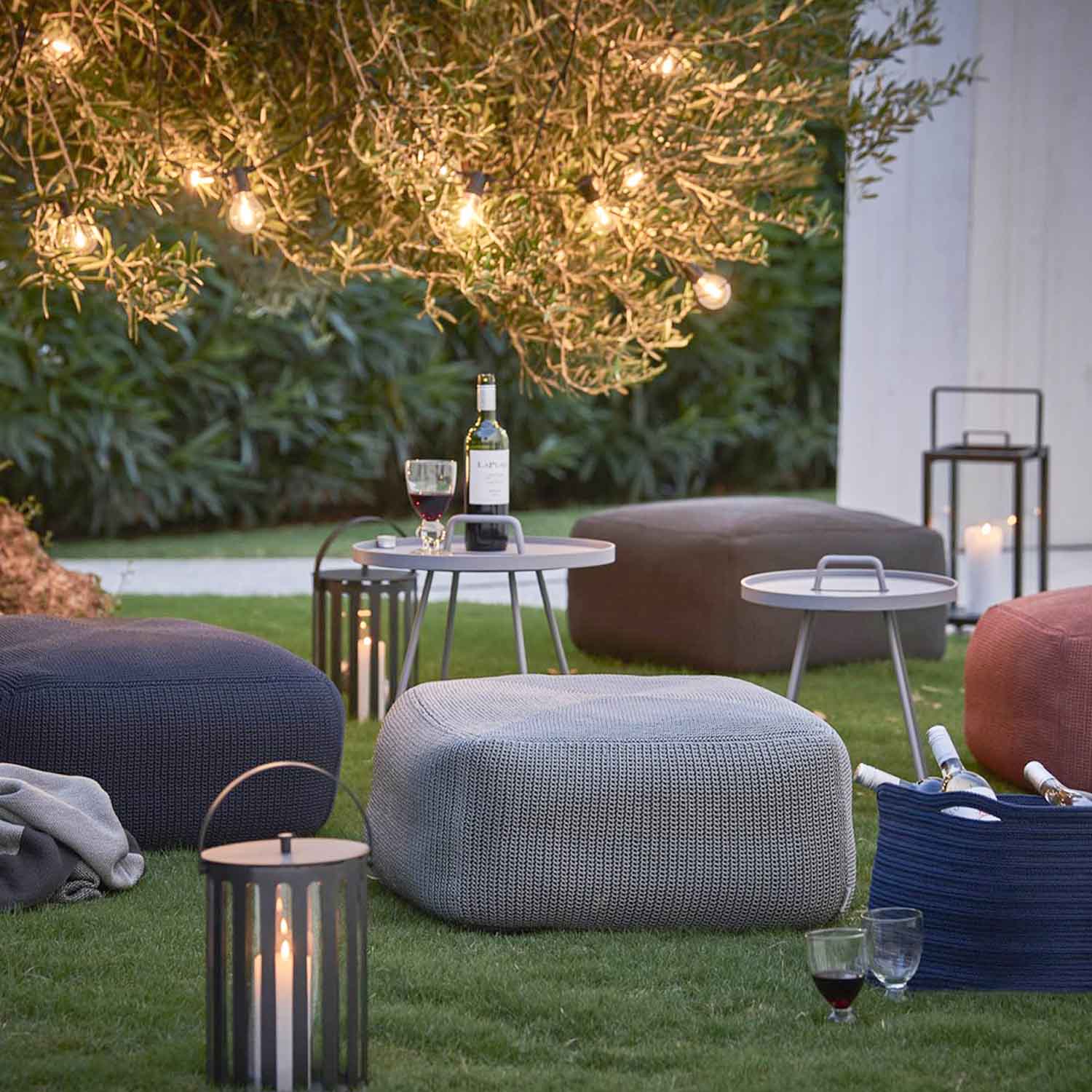 divine hocker outdoor bei abend grau