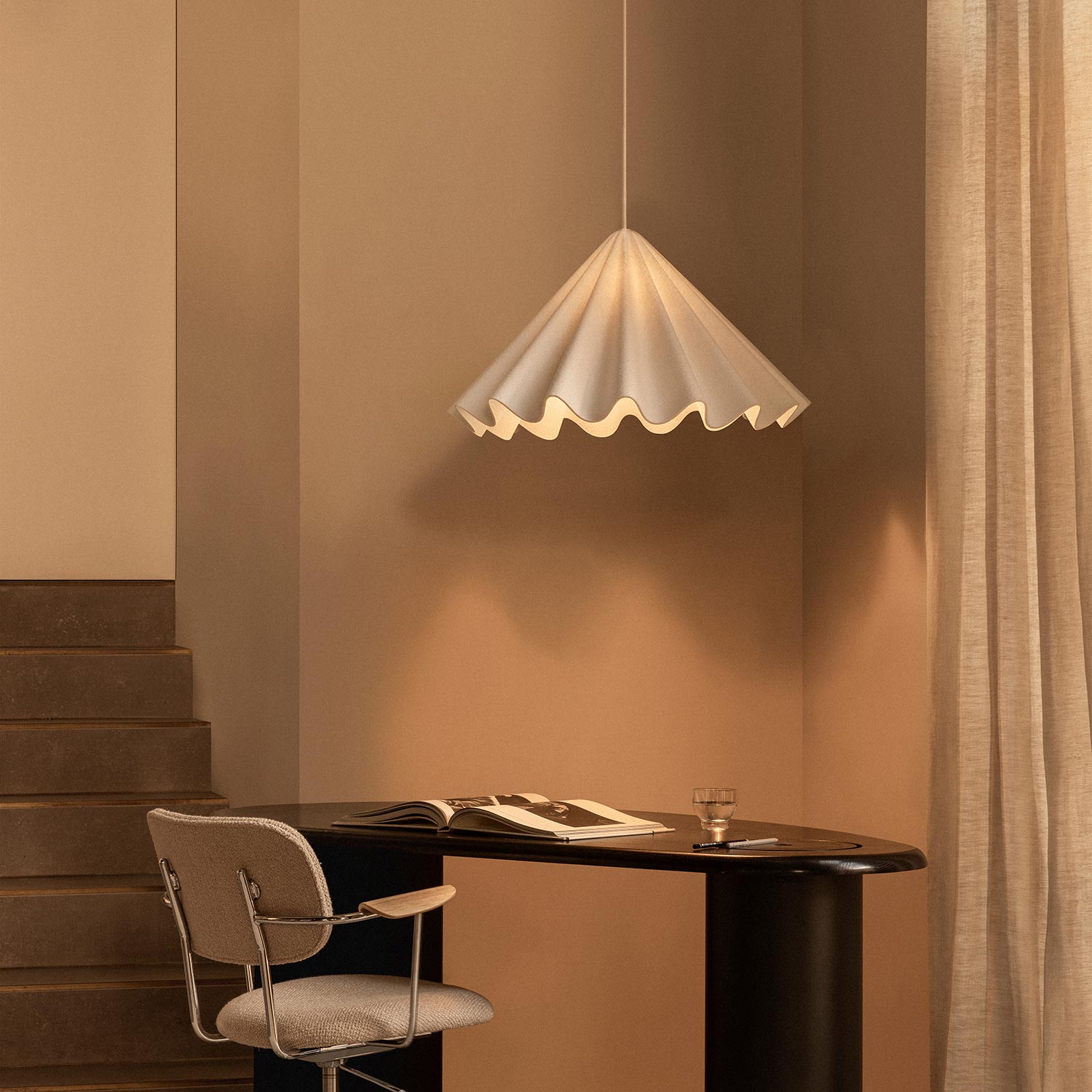 audo dancing pendelleuchte medium am schreibtisch 105962