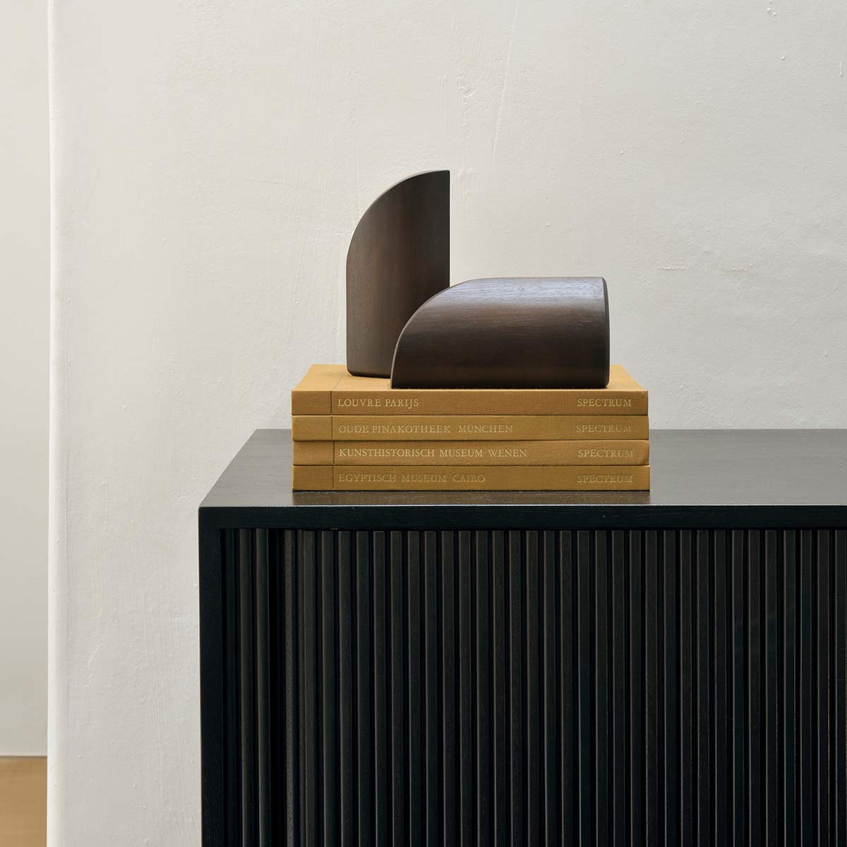 ethnicraft roller max anrichte lifestyle mit buechern und skulptur 85518