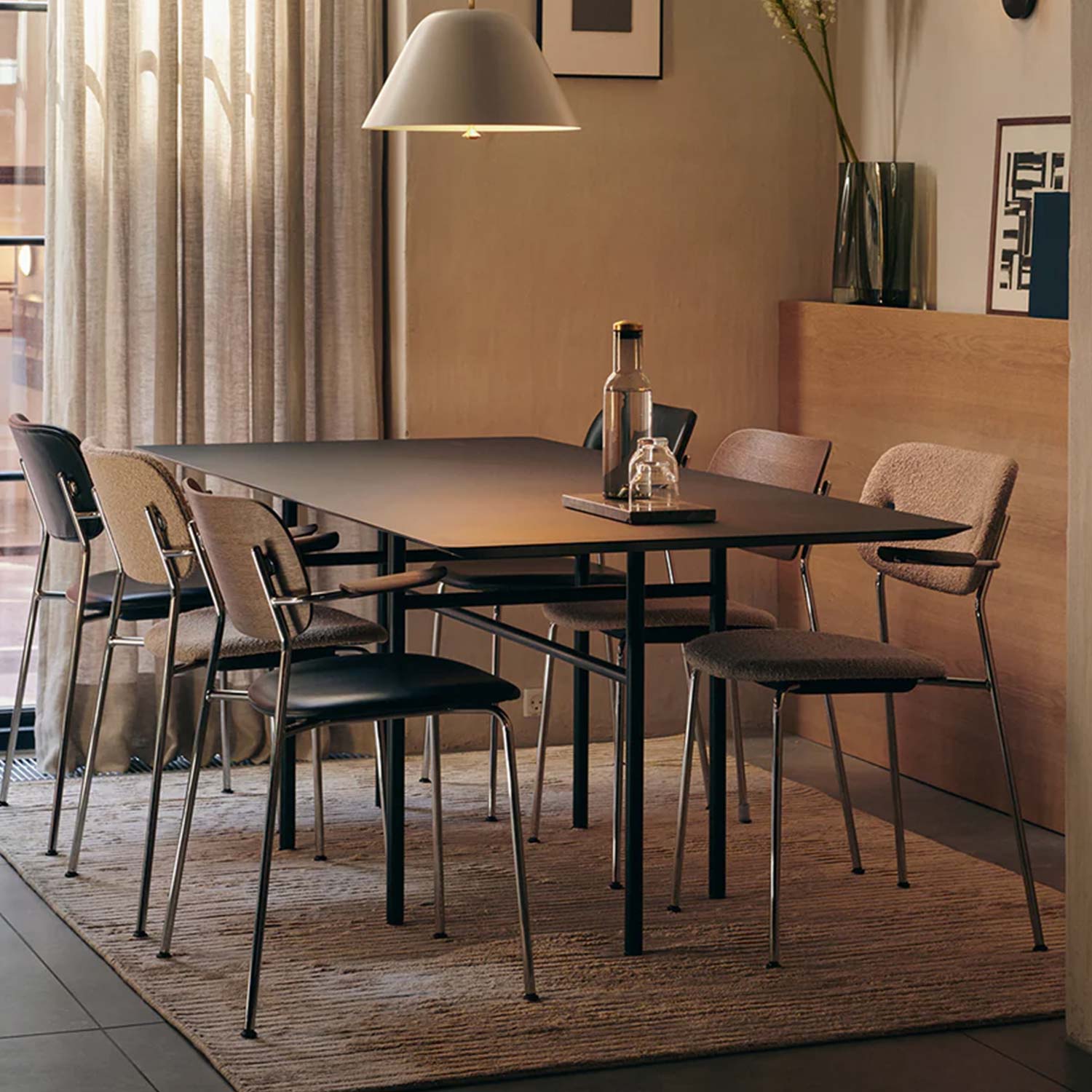 Audo - Co Dining Chair mit Armlehne Chrom/Eiche schwarz