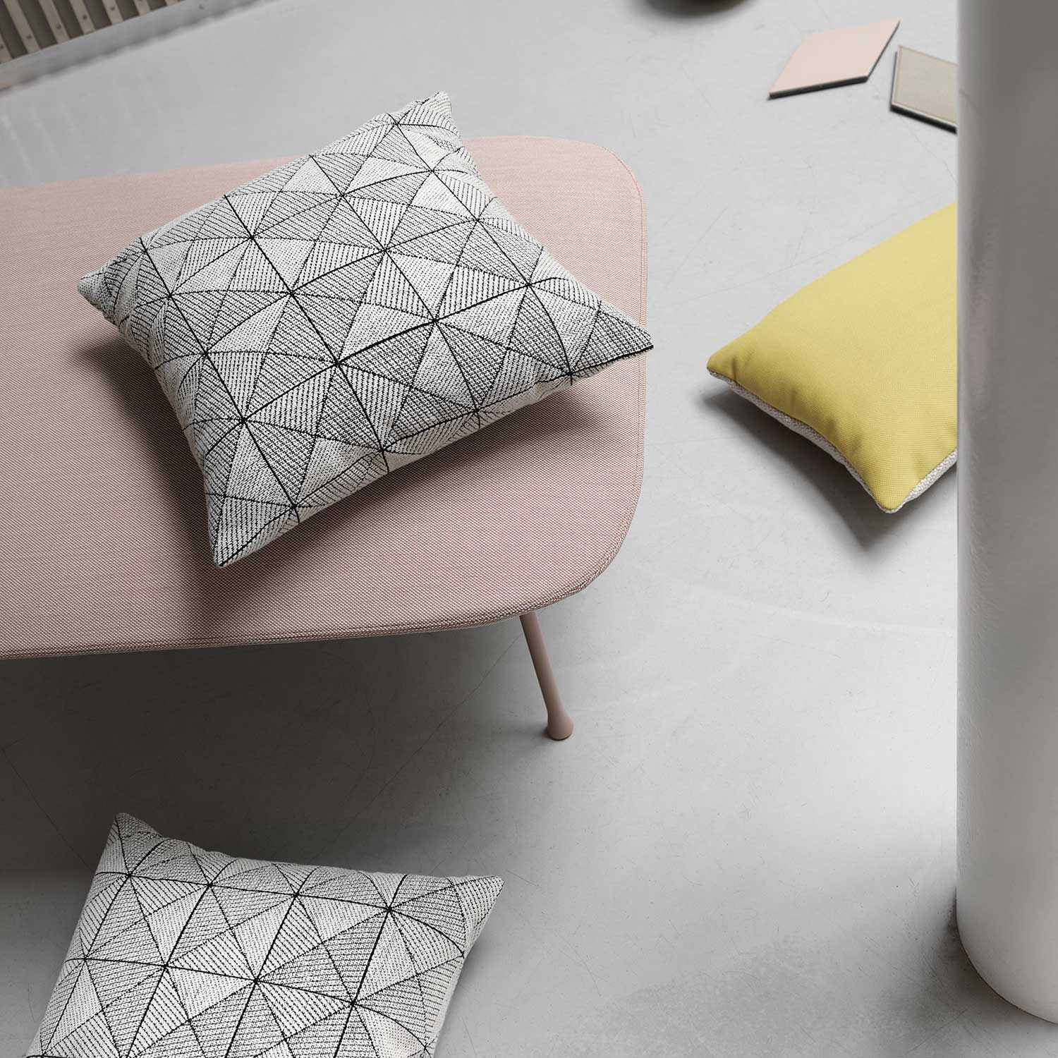 tile kissen schwarz weiss muuto 57282