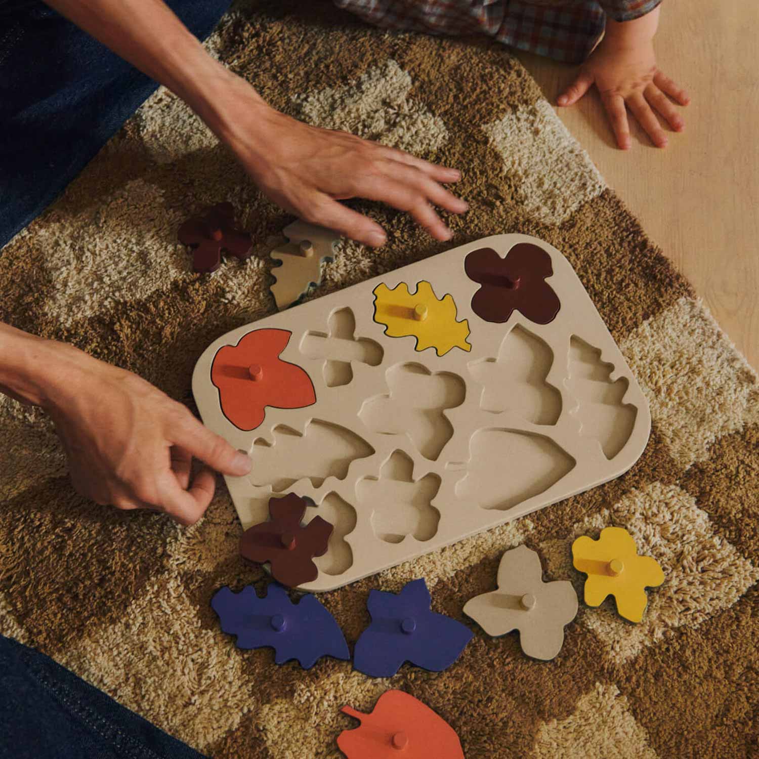 Ferm Living - Mara Knüpfteppich mist blue/warm sand