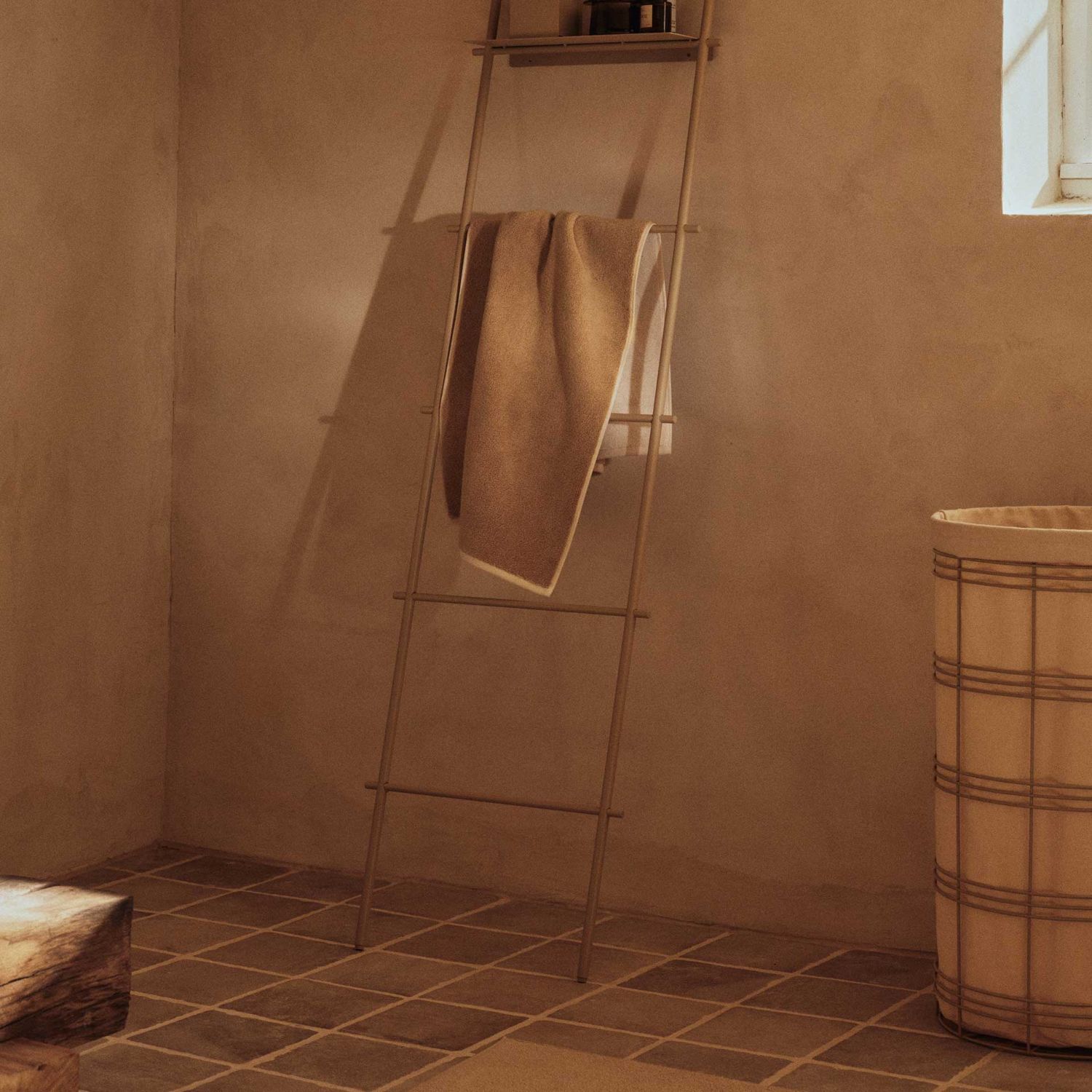 Ferm Living - Fio Wäschekorb cashmere/natural hoch